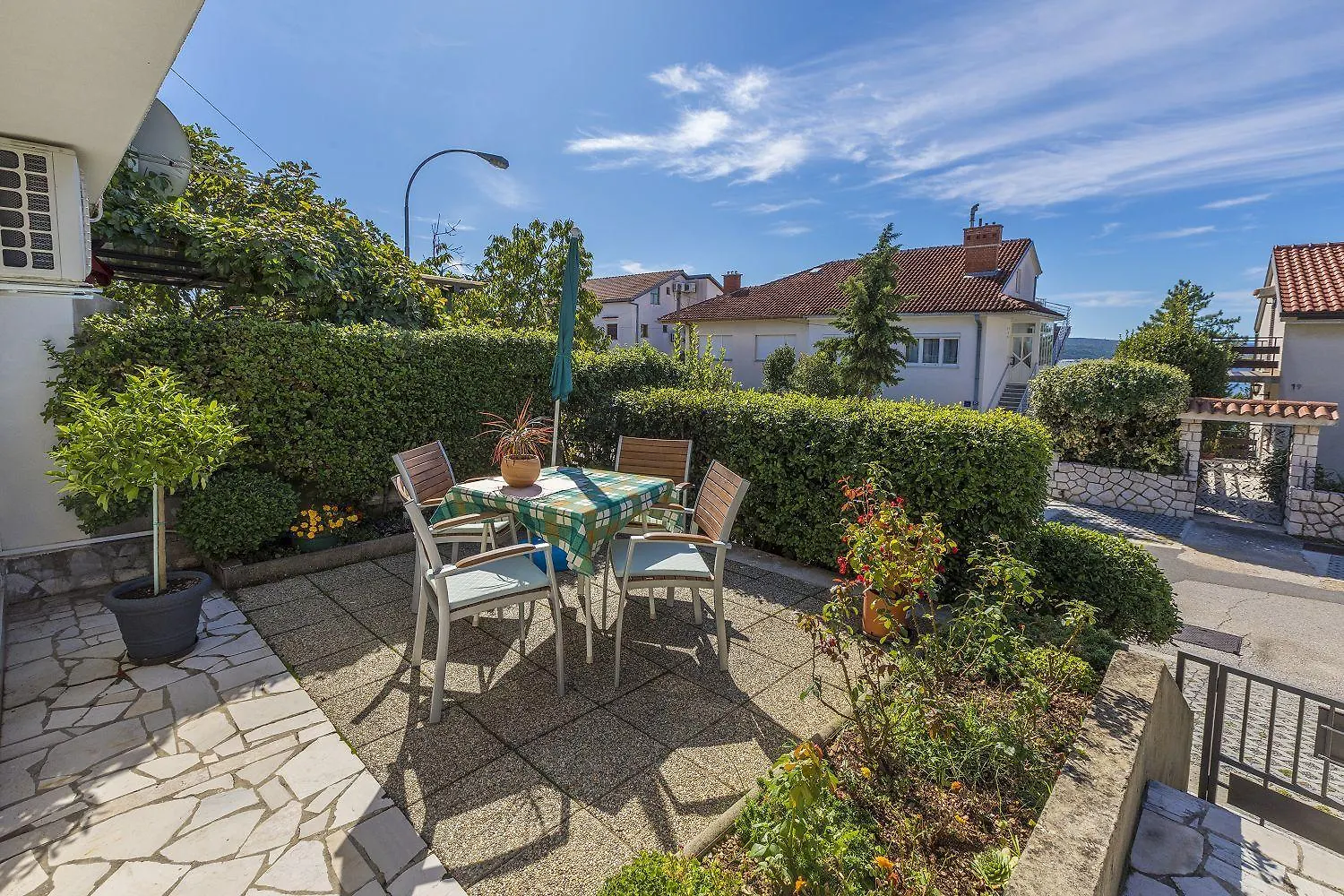 Lauschiges Studio Nur 450 Meter Zum Sandstrand Mit Privater Terrasse Crikvenica